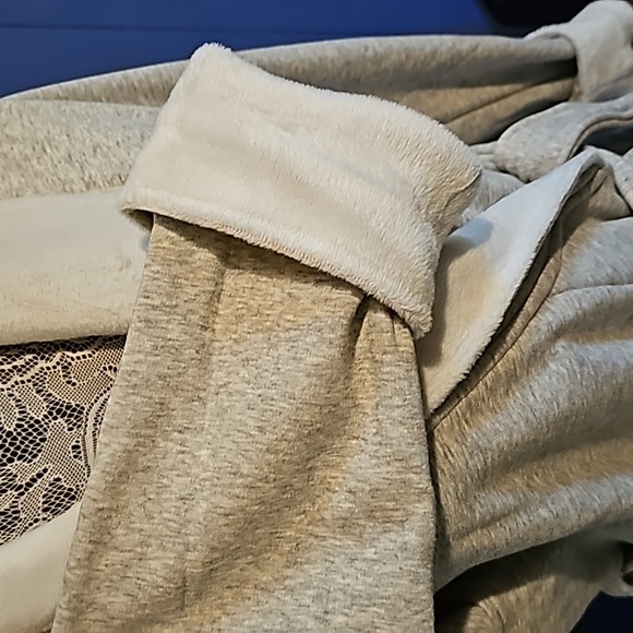 NWT women's UGG ROBE.Size L,light grey color - Picture 5 of 12